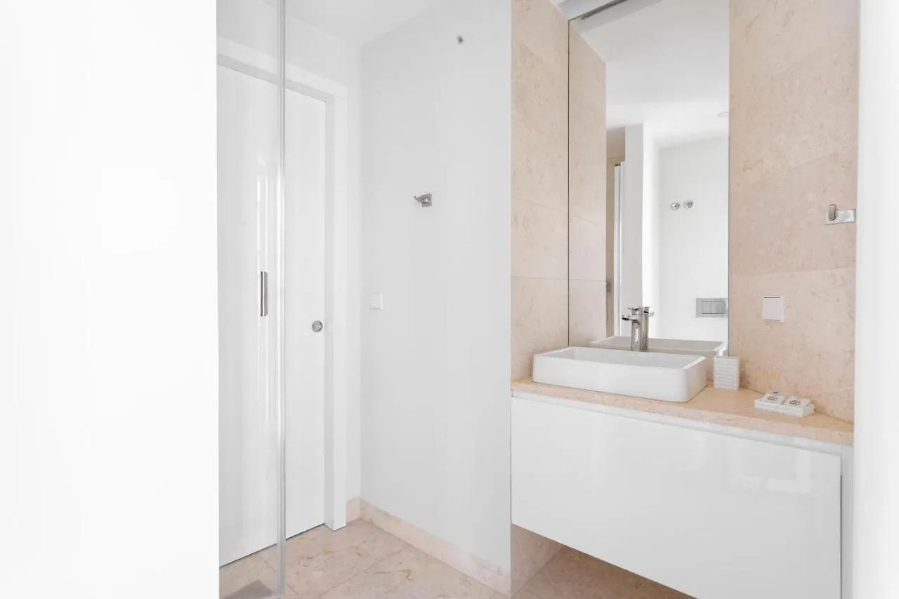 Joivy 2-Br Flat With Garage Near Castelo De S Jorge Apartment Lisbon 0*,